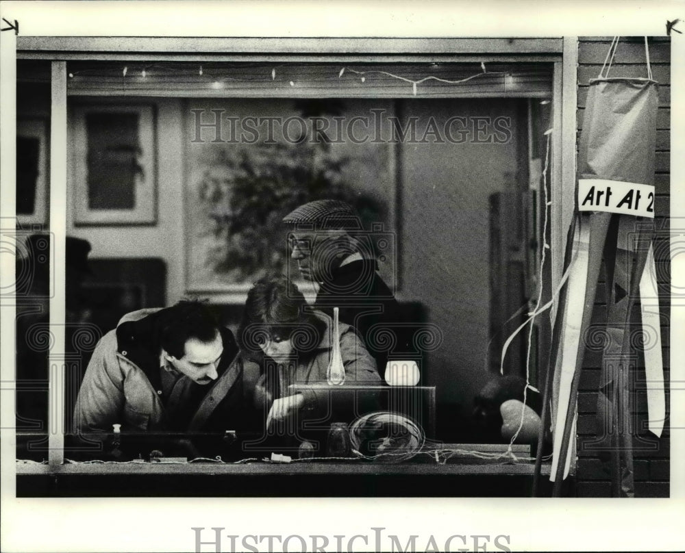 1985 Press Photo Warren Salkin &amp; Jo Ellen Glidden at one of Murray Hill shops - Historic Images