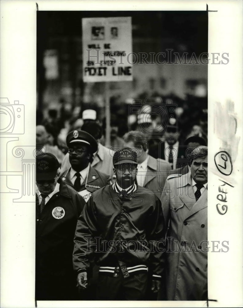 1990 Press Photo Mayor Mike White leads the march held by the Transit Union - Historic Images