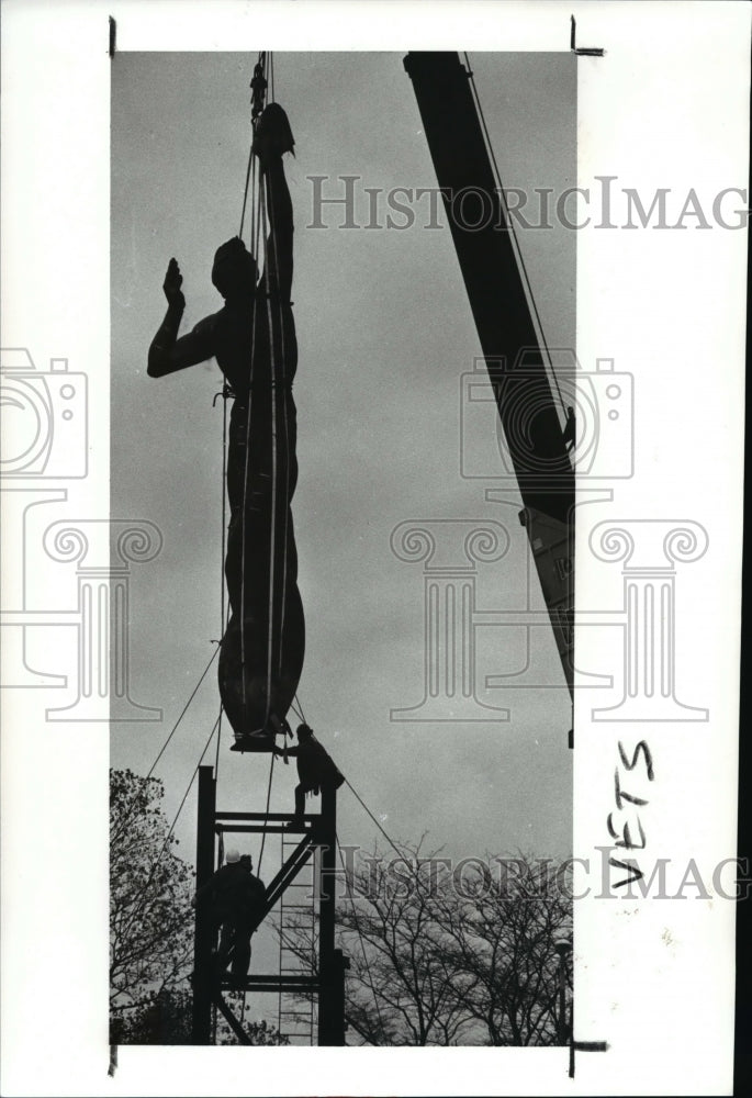 1989 Press Photo The Transferring of Peace Statue to the Repair Facilities - Historic Images