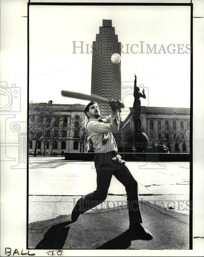 1987 Press Photo Dave Stark of Lakewood is a systems analyst at CEI and he and 3 - Historic Images