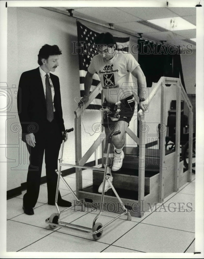 1987 Press Photo Wade Park V.A. Medical Center Electrical Stimulation Lab - Historic Images