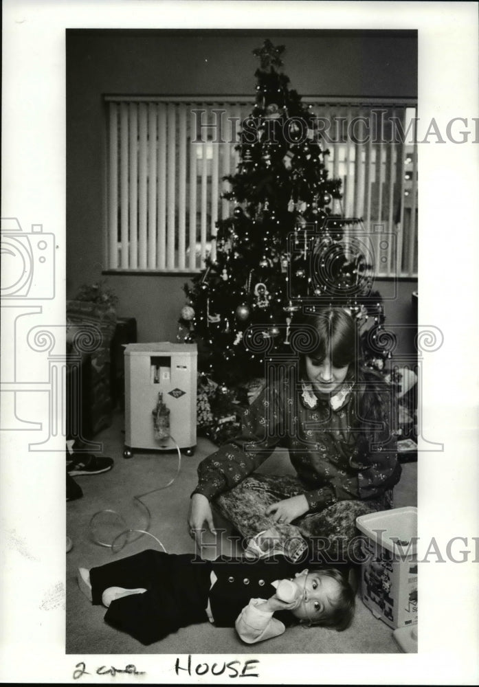 1987 Press Photo Billy Joe Manning enjoys a bottle by the Christmas tree - Historic Images