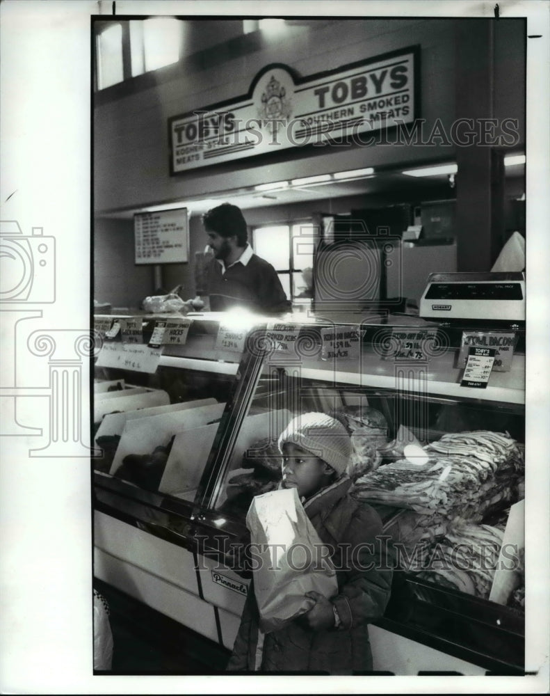 1989 Press Photo Monique Blair, 5 inches on some grapes from the East Side - Historic Images