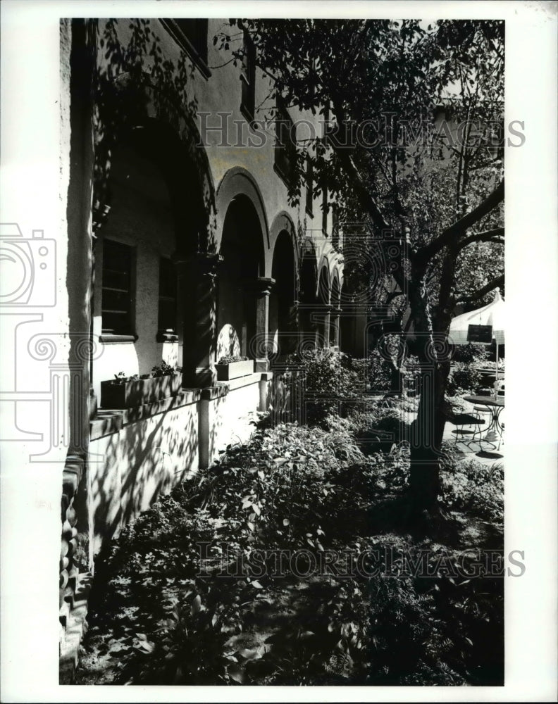 1987 Press Photo The Alcazar hotel at Surrey and Derbyshires road - Historic Images