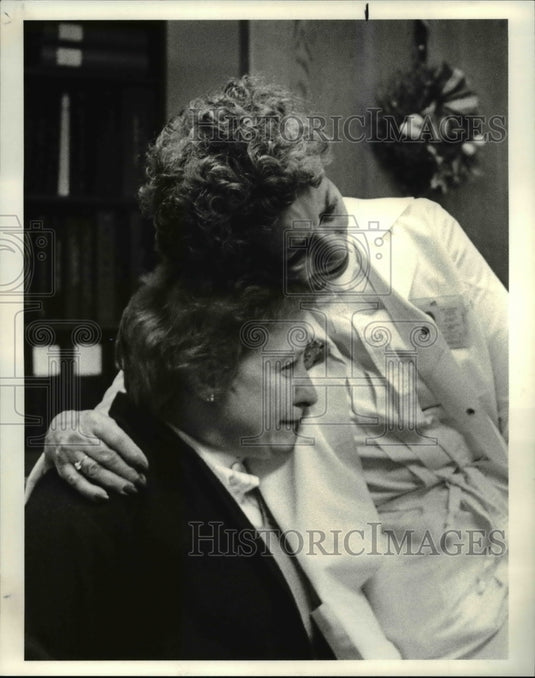 1984 Press Photo Barbara and June K. Howard, weep over slosing of Women's - Historic Images
