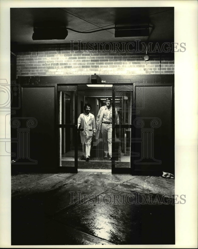 1985 Press Photo Enrico Camara at St Vincent Charity Emergency waiting room - Historic Images