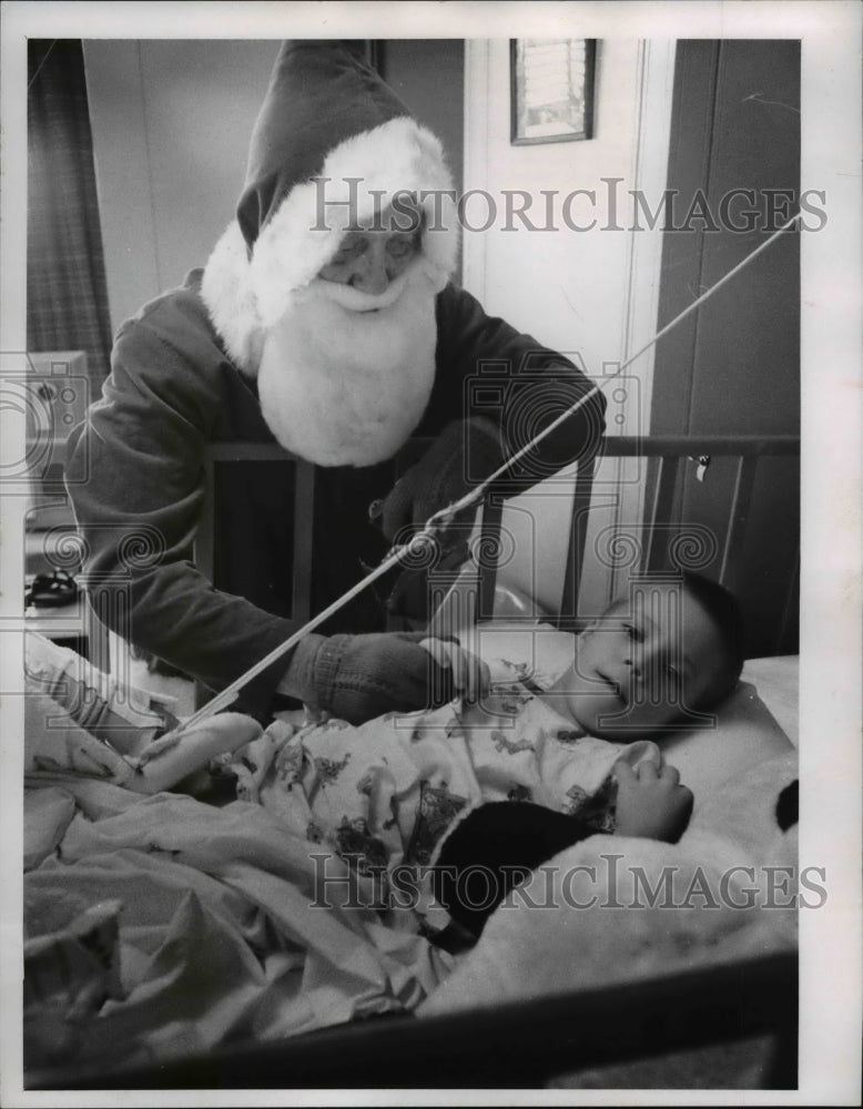 1966 Press Photo Santa at St. Alexis Hospital try and cheer up Randy Knuckles - Historic Images