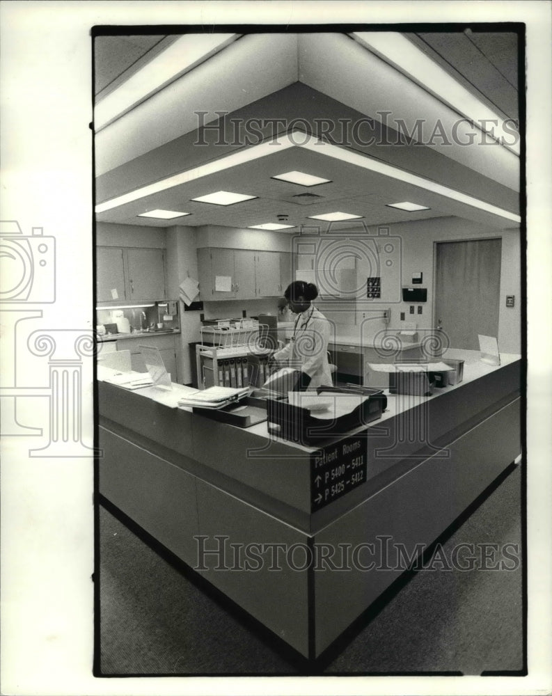 1983 Press Photo A nurses station in Mt. Sinai&#39;s New Wing. - Historic Images