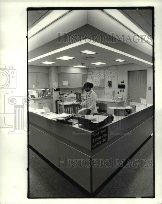 1983 Press Photo A nurses station in Mt. Sinai's New Wing. - Historic Images