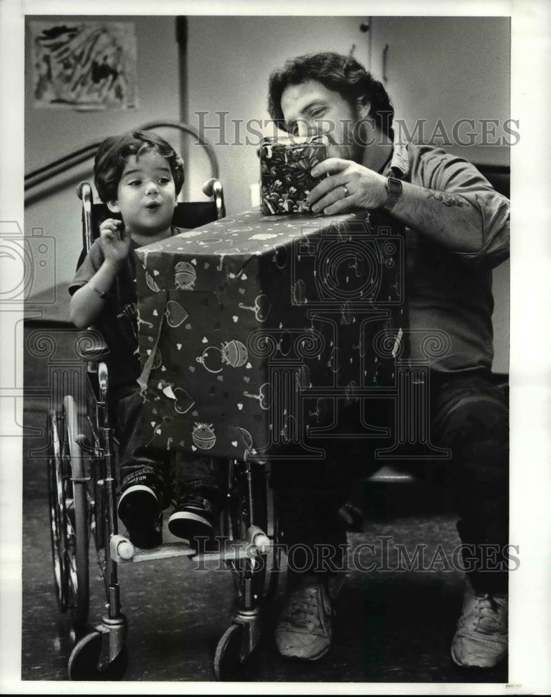 1987 Press Photo Clayton Scarvelli and his dad-Dan get ready to open the gifts - Historic Images