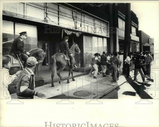 1980 Press Photo Mounted Police break up crowds at Collinwood High School - Historic Images