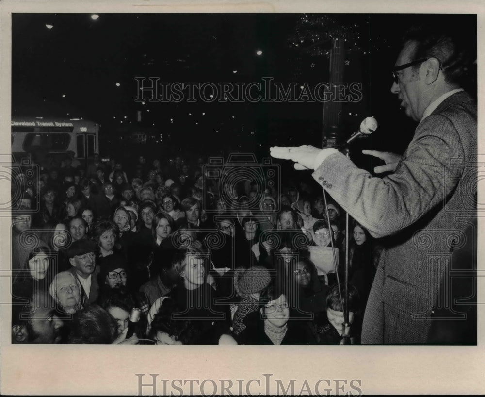 1971 Press Photo Mayor Ralph Perk speaking at Public Square on Christmas - Historic Images