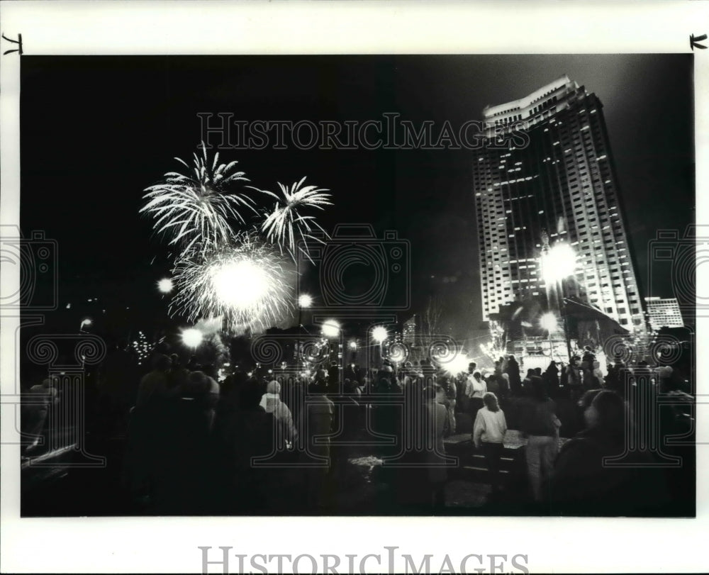 1986 Press Photo Fireworks at the Christmas Caroling at Public Square - Historic Images