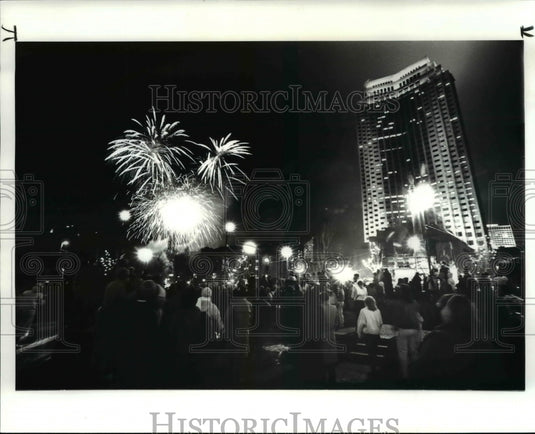 1986 Press Photo Fireworks at the Christmas Caroling at Public Square - Historic Images