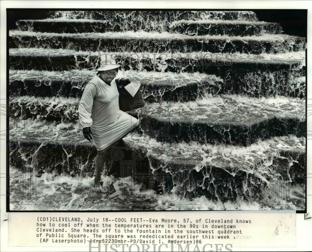 1986 Press Photo Eva Moore knows how to cool off when the temperatures are in - Historic Images