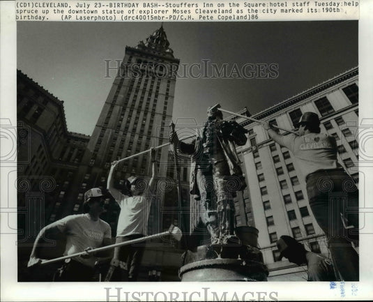 1986 Press Photo Stouffers inn on the Square hotel staff; help spruce up the - Historic Images