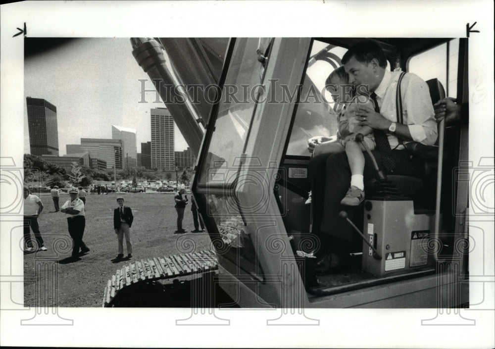 1986 Press Photo Gov Celeste at groundbreaking of Cleveland Water Front project - Historic Images