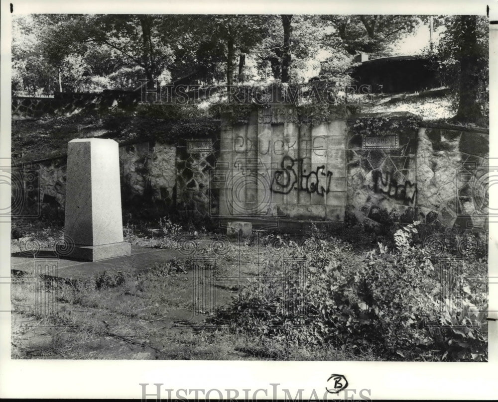 1984 Press Photo Cleveland Cultural Gardens Vandelism in Lithuanian Gardens. - Historic Images