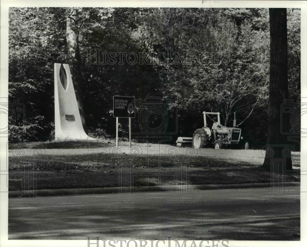 1984 Press Photo City Workers cut grass in the Estonian Cultural Gardens. - Historic Images