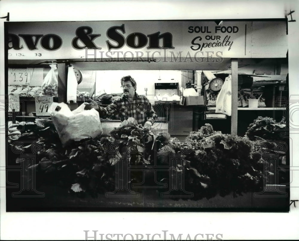 1987 Press Photo Tony Loschiavo, vendor at the Central market. - Historic Images