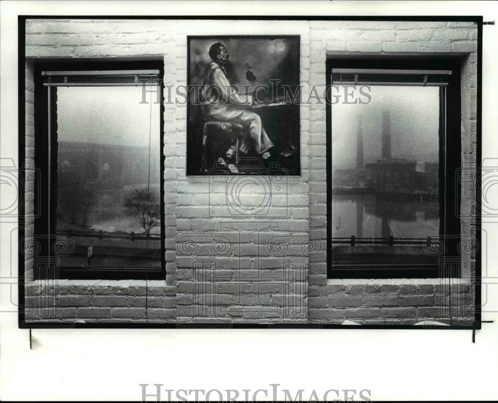 1989 Press Photo Painting by Michael Green between windows - Historic Images