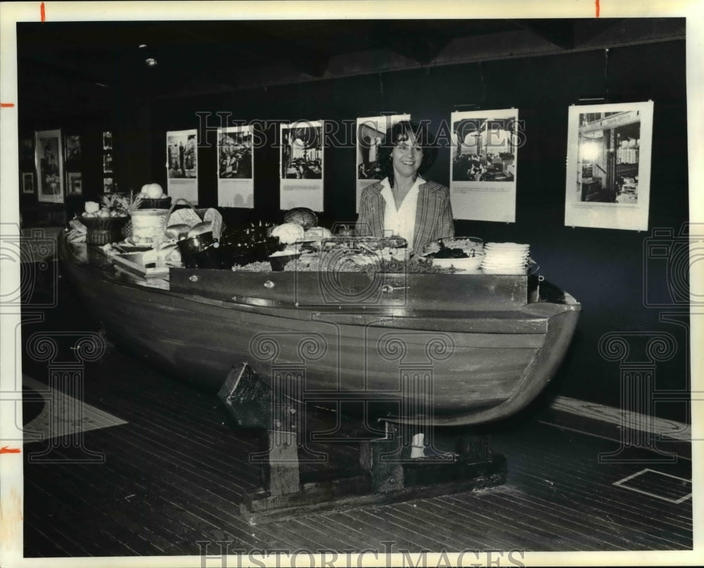 1981 Press Photo L Gali Stands Behind the Salad Bar at Stouffer's Somerset Inn - Historic Images