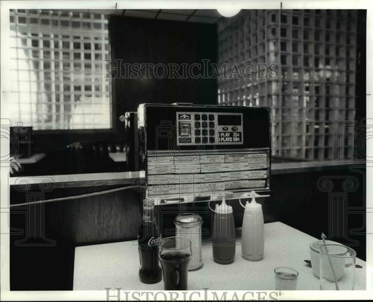 1986 Press Photo A Table with Jukebox at Shorty's Delux Diner - Historic Images
