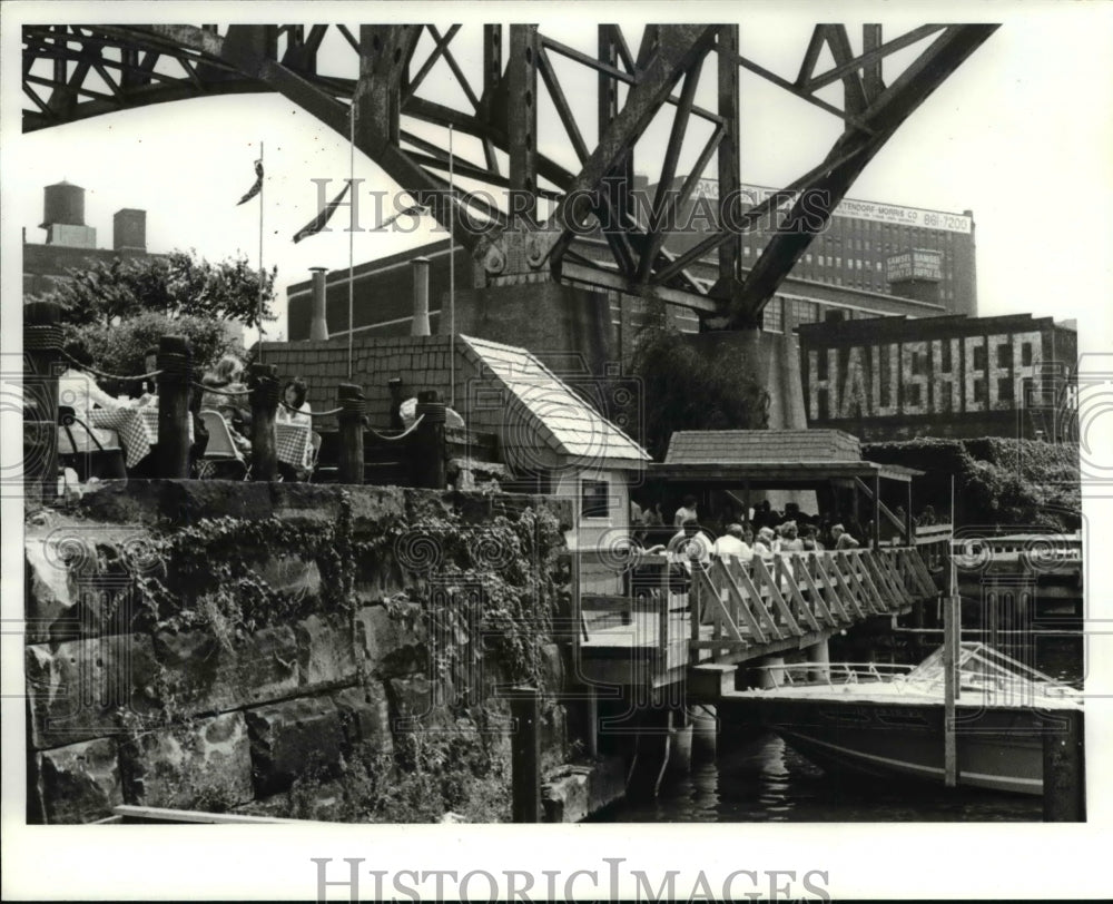 1981 Press Photo Lunching outdoors at DePoo&#39;s in the Flats - Historic Images