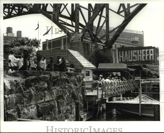 1981 Press Photo Lunching outdoors at DePoo's in the Flats - Historic Images