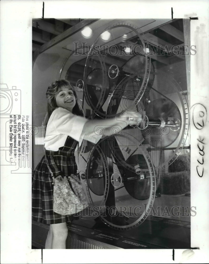 1989 Press Photo J Hudek Cranks Gears on the Mega Wheel at Children Museum Show - Historic Images