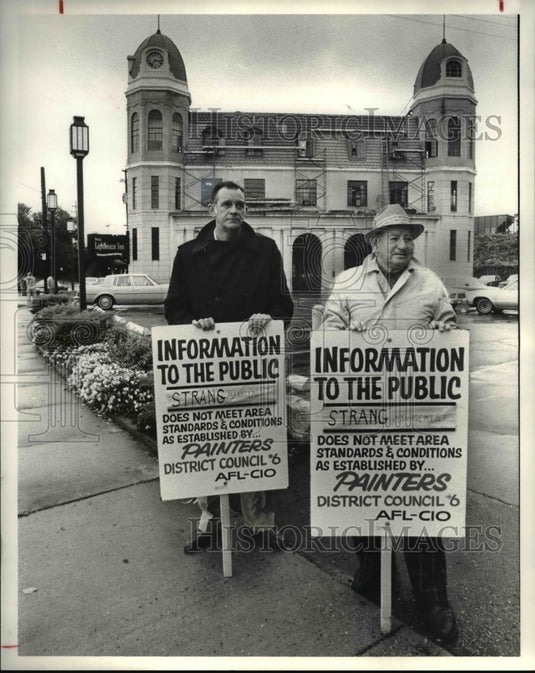 1980 Press Photo Richard E. Jones & James Haase picketing - Historic Images