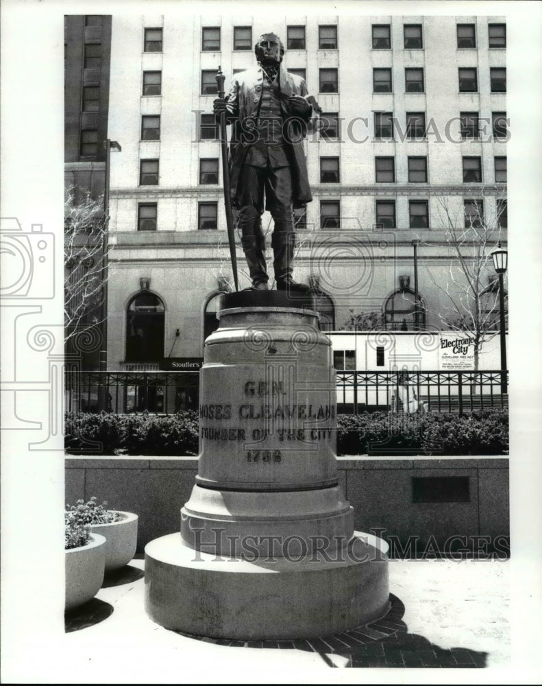 1986 Press Photo Moses Cleveland statue in Cleveland Park Square - Historic Images