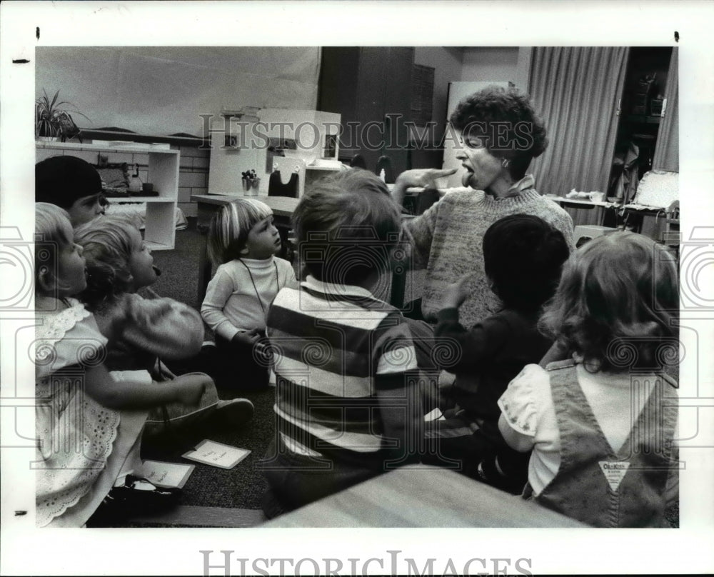 1986 Press Photo Babs Hajdusiewicz holds a poetry class for pre-schoolers - Historic Images