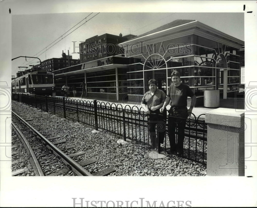 1987 Press Photo Barlow and Graskemper at Shaker Square Rapid Station - Historic Images