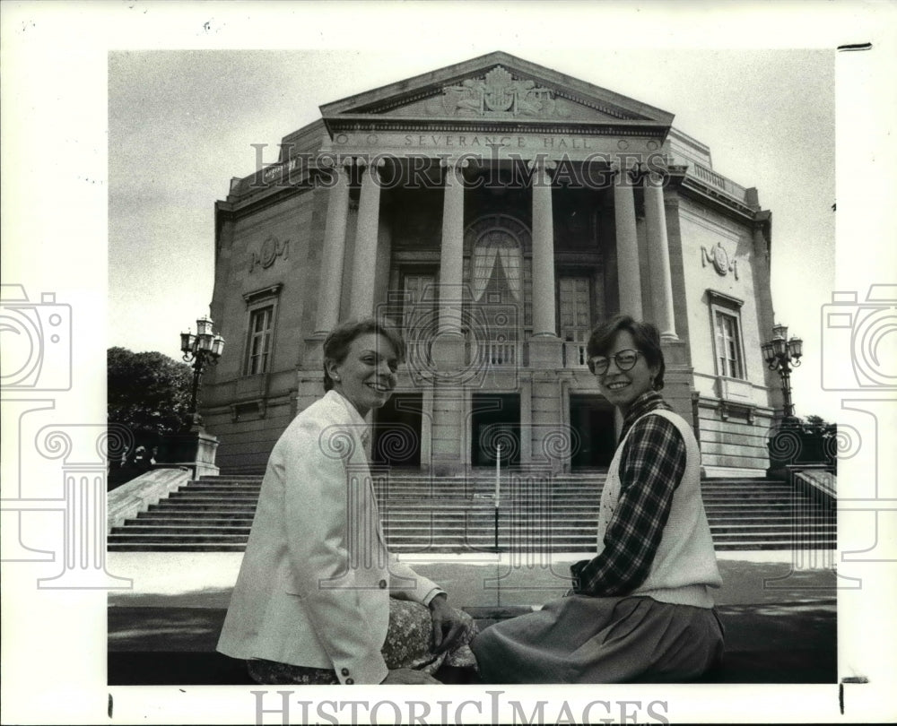 1985 Press Photo Judy Arnold &amp; Denise Horstman, Severance Hall archivists - Historic Images