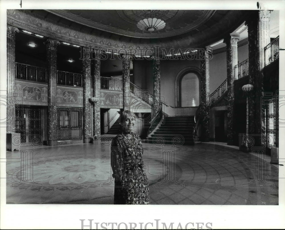 1988 Press Photo Mrs. Cooper, tour guide in the foyer of the Severance Hall - Historic Images