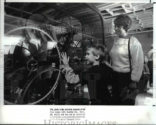 1988 Press Photo Bainbridge Ohio at Mega - wheel exhibit in Children's Museum - Historic Images