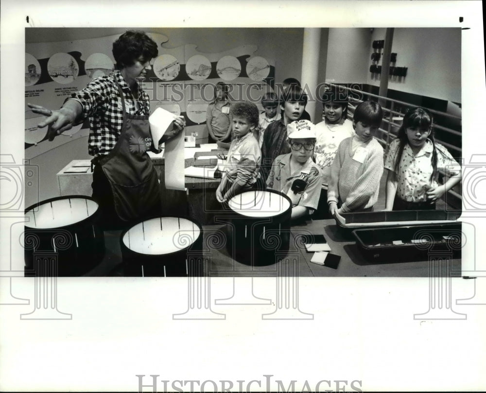 1986 Press Photo Dianne Smith tells all about bridges at Cleve Children&#39;s Museum - Historic Images