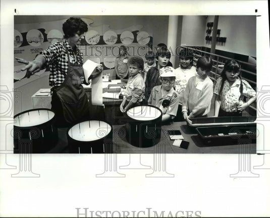1986 Press Photo Dianne Smith tells all about bridges at Cleve Children's Museum - Historic Images