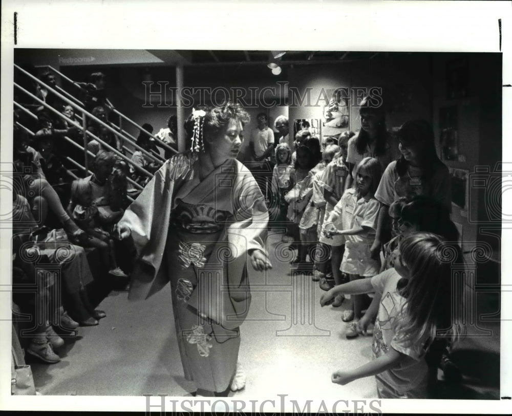 1986 Press Photo Sho Jo Ji teaches kids to dance at Cleve Children&#39;s Museum - Historic Images