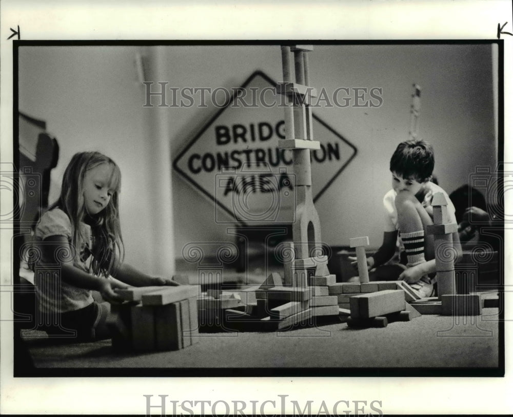 1986 Press Photo Kids building bridges at Cleveland Children's Museum - Historic Images