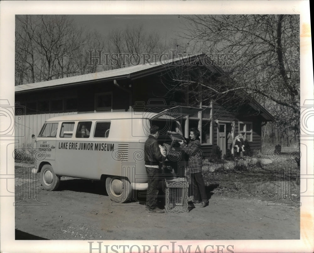 1962 Press Photo Mrs. Fleming unloaded the things in car at Lake Erie Jr. Museum - Historic Images