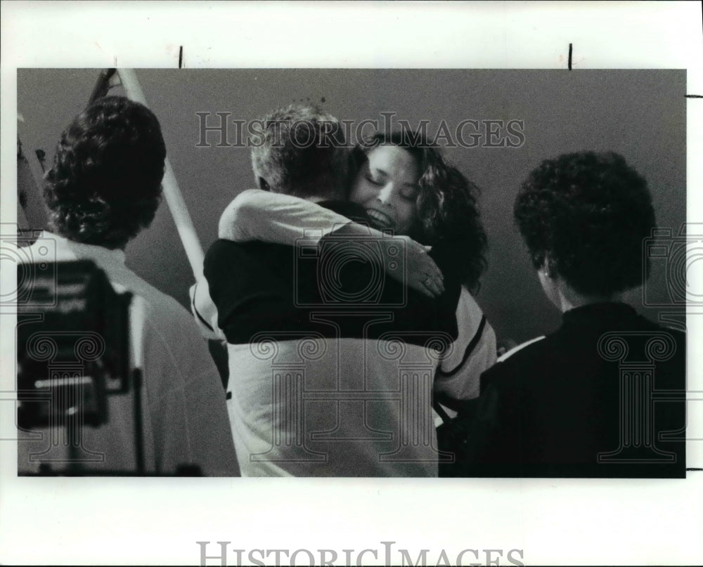 1990 Press Photo After 3 day trek from Kuwait, Williams hugs her father, Thomas - Historic Images