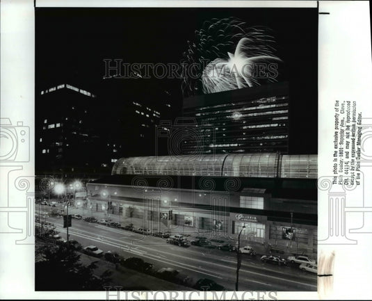 1988 Press Photo Galleria Birthday Party with fireworks display - Historic Images