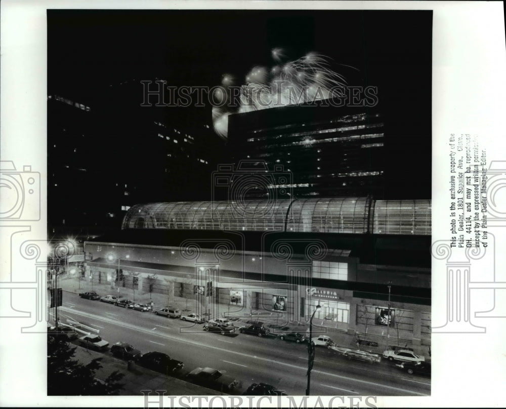 1988 Press Photo Galleria Birthday Party with fireworks display - Historic Images