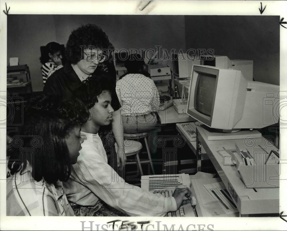 1990 Press Photo Students &amp; Prof. Davies, explains test data from Cuyahoga river - Historic Images