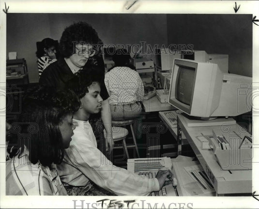 1990 Press Photo Students & Prof. Davies, explains test data from Cuyahoga river - Historic Images