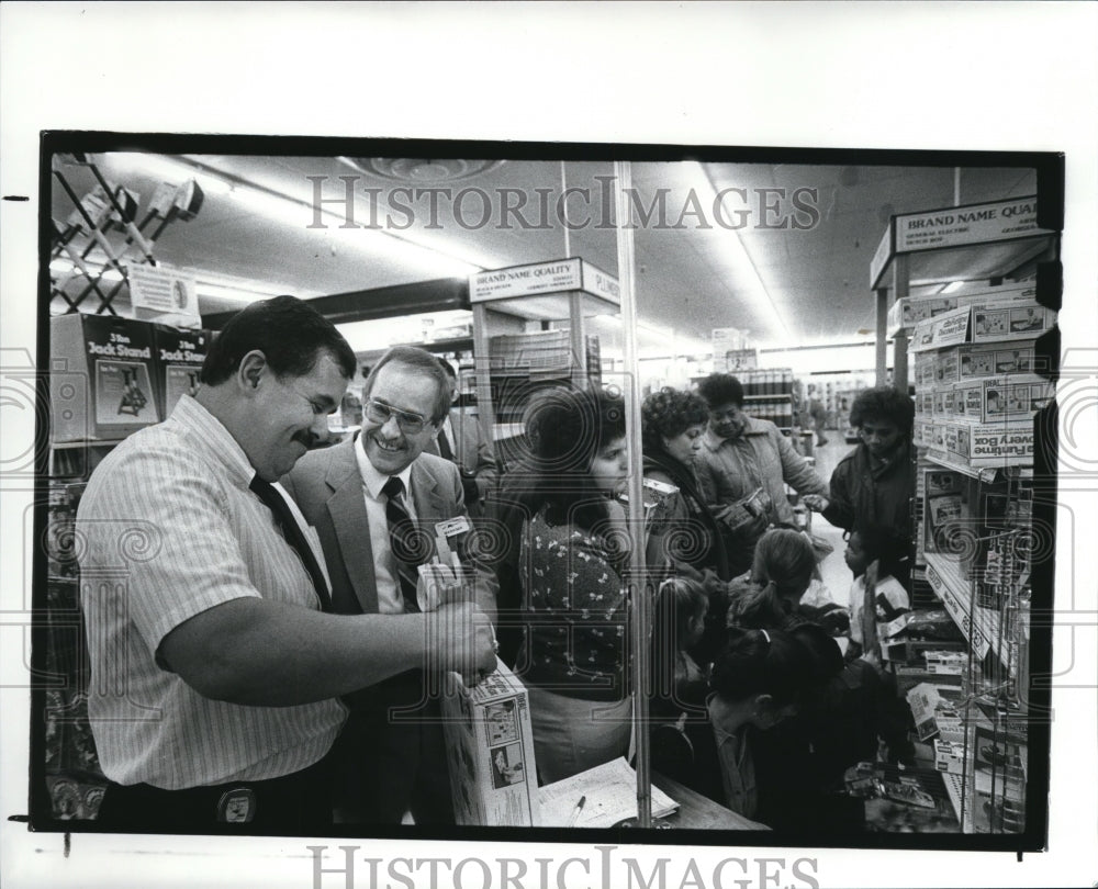 1988 Press Photo The blue light counter at the Solon K - Mart. - Historic Images