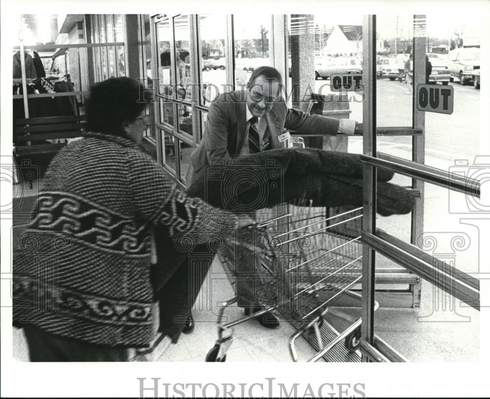 1988 Press Photo Holz of K Mart store helps a customer to open the door - Historic Images