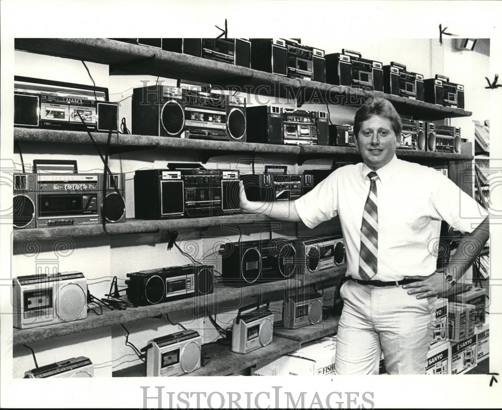 1986 Press Photo John Dovishan of Mace Stores - Historic Images